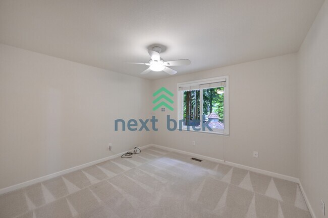 Building Photo - Spacious 5-Bedroom Haven with 3 Full Baths in Redmond – Your Dream Home Awaits!