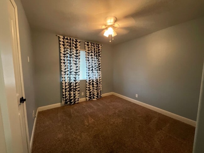 Building Photo - Updated 3 Bedroom 2 Bath Home in Fresno!