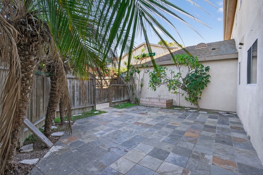 Building Photo - 2884 La Salle Ave