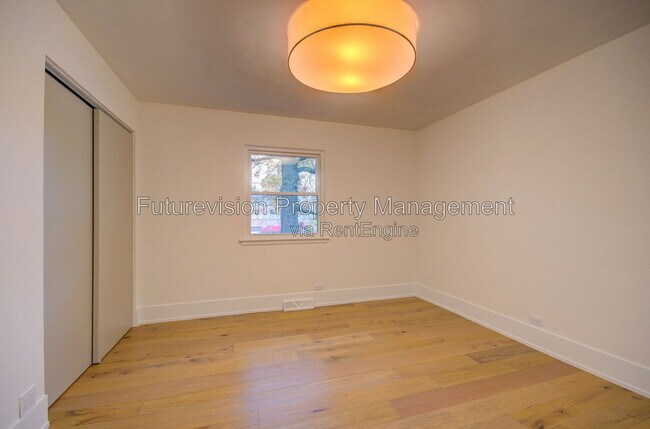 Building Photo - 209 W Gartner Rd