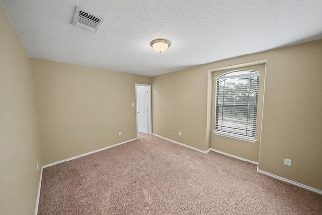 Building Photo - Spacious Live Oak Home Backing to a Greenbelt - Realtor Commission: $500