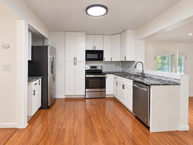 Building Photo - 2579 Bonnybrook Dr SW