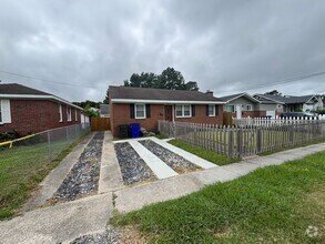 Building Photo - Charming 3 Bedroom 1 Bathroom Brick Ranch ...