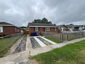 Building Photo - Charming 3 Bedroom 1 Bathroom Brick Ranch ...