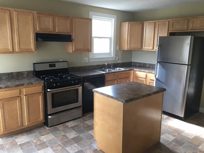Building Photo - Amazing 3-Bedroom 1.5-Bath Home