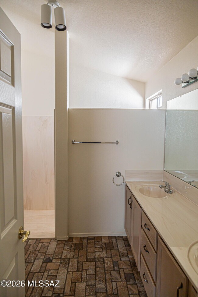 Building Photo - 11146 N Desert Flower Dr