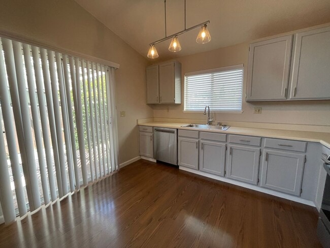 Building Photo - 1080 Camellia Ln