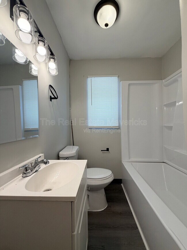 Building Photo - 5601 Belaire Dr