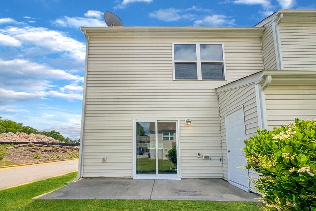 Building Photo - 3-Bedroom Townhome in Highland Creek – Ava...