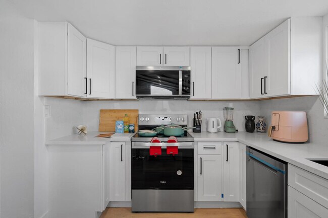 Building Photo - 5048 Bluff Pl