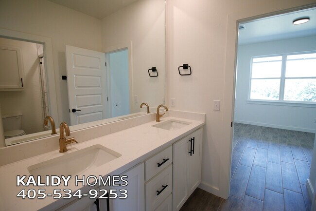 Building Photo - 2141 Kalidy Dr