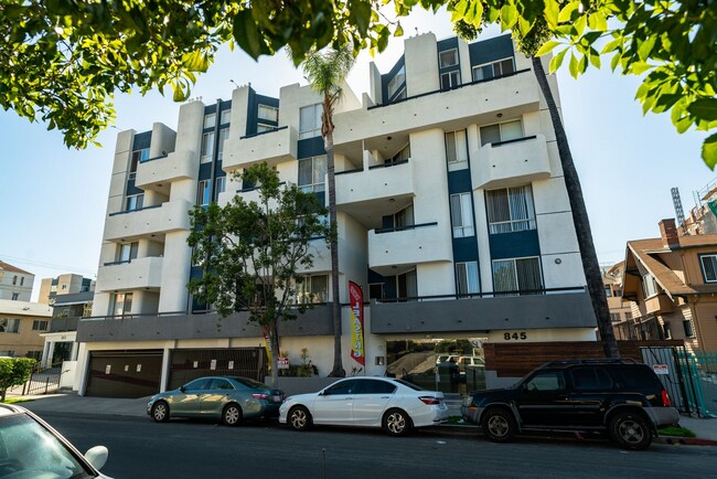 Building Photo - 845 S Kingsley Dr