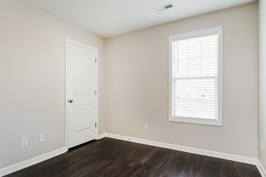 Building Photo - 900 Sandyhill Rd