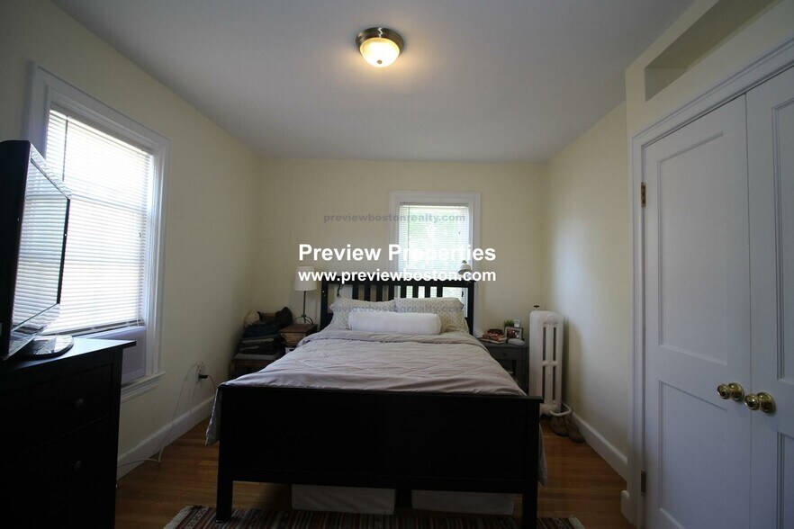 Building Photo - 22 Saybrook St