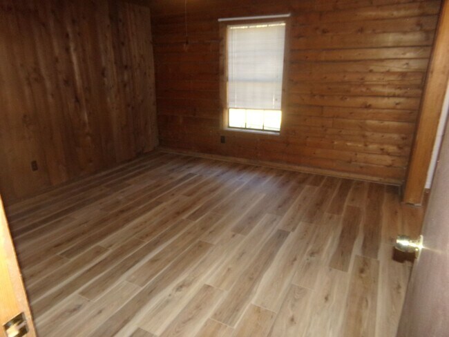 Building Photo - 4 bedroom Log House