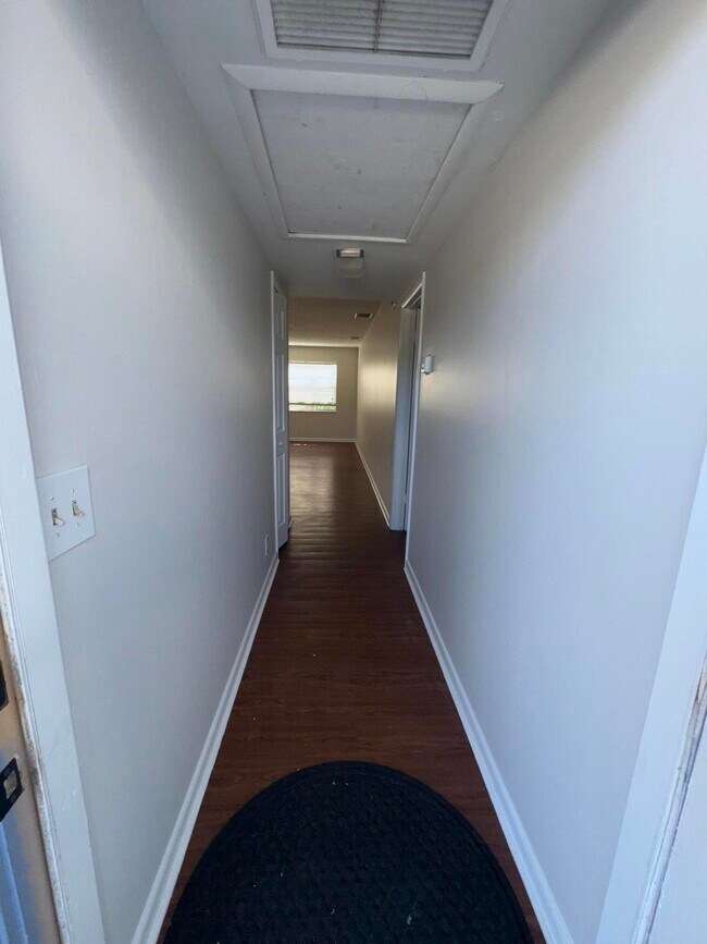 Building Photo - 420 W Palm St