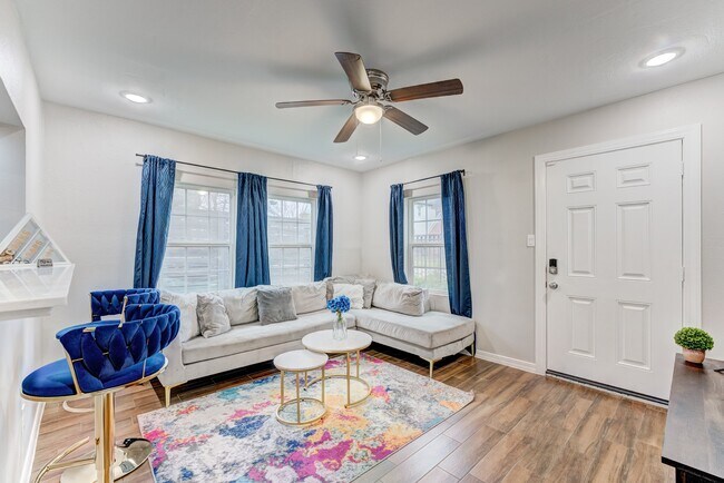 Building Photo - 2720 Truxillo St