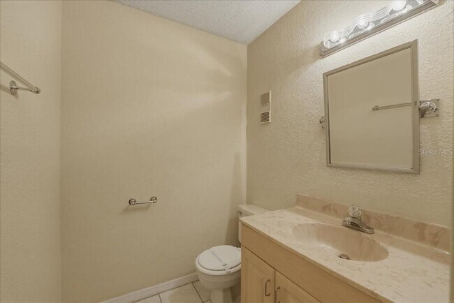 Building Photo - 1404 Oak Pl