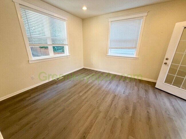 Building Photo - Gorgeous House in Upscale Neighborhood in Tigard, 5 Bedrooms plus Den/Office, 3.5 Bathrooms, Larg...
