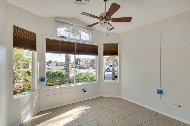 Building Photo - New Listing in Peoria