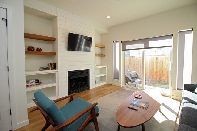 Building Photo - 5723 S Kelly Ave