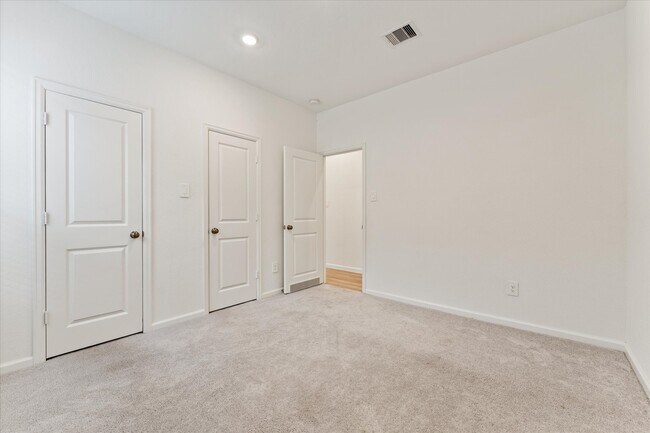 Building Photo - 15520 Maple