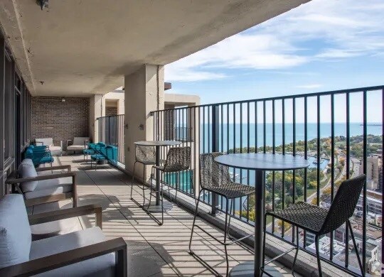 Building Photo - 530 W Hawthorne Pl