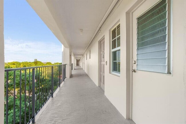 Building Photo - 3050 N Palm Aire Dr