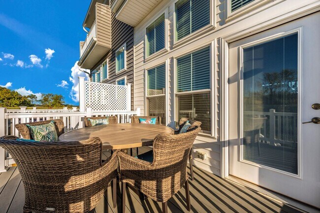 Building Photo - The Enclave At Gambrill View