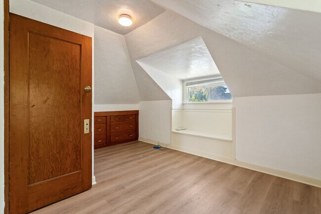 Building Photo - 5 Bedroom 2 Bathroom House - AVAILABLE JULY 2026 - MAY 2027