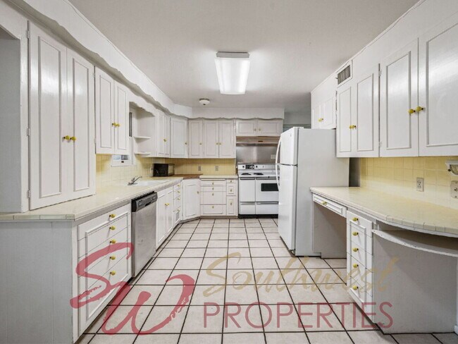 Building Photo - 4 Bedroom Home Just One Block from Campus | 2 Living Areas + Corner Lot