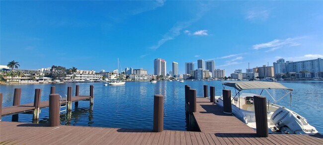 Building Photo - 450 Golden Isles Dr