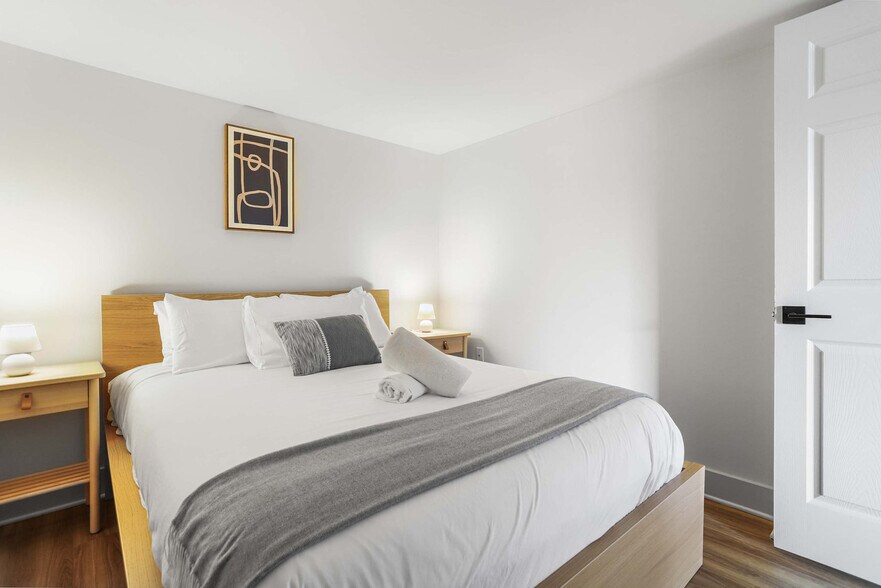 Building Photo - 1221 S Eads St