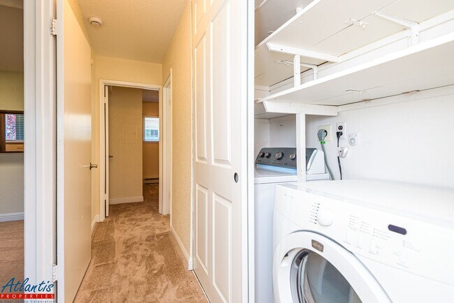 Building Photo - Farm Hill Condo | Desirable Location