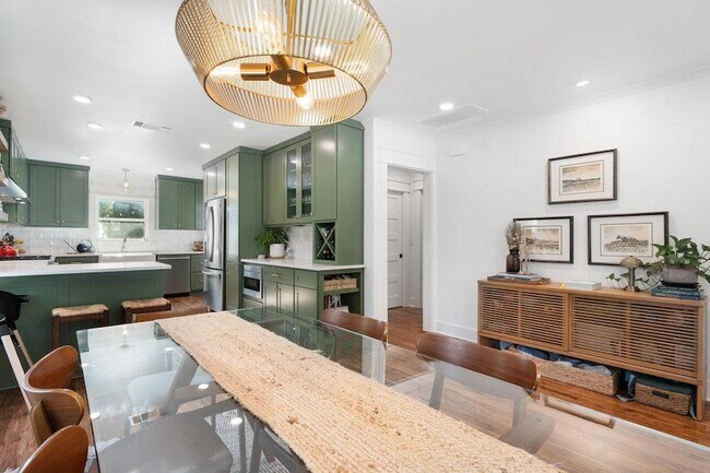 Building Photo - 4905 Duval St