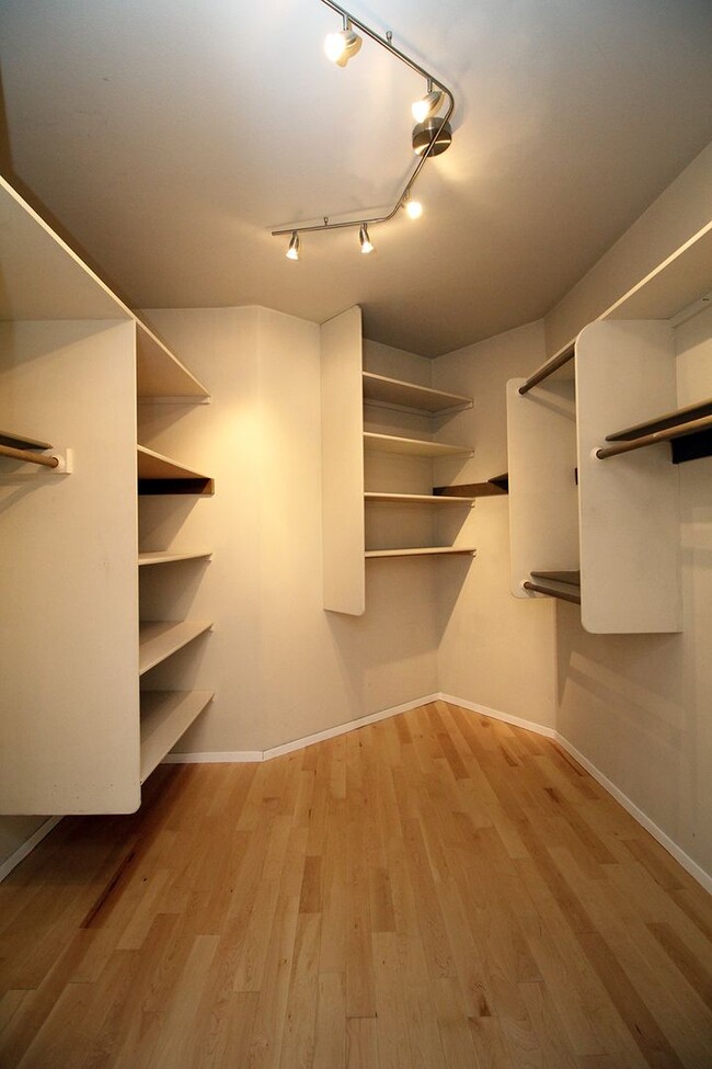 Building Photo - 1710 S Harbor Way