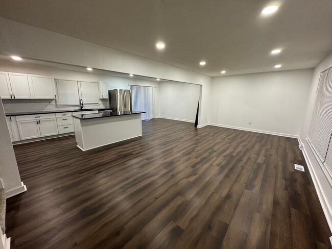 Building Photo - Stunning 4 Bed Newly remodeled!