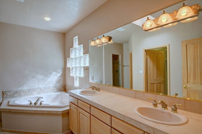 Building Photo - High Desert Custom Beauty 3 Bedroom 2 bath...