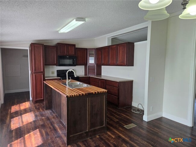Building Photo - 566 Gateway Cir
