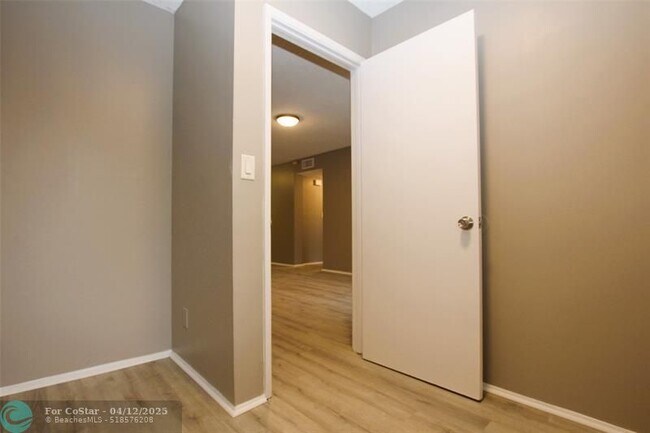 Building Photo - 704 Gardens Dr