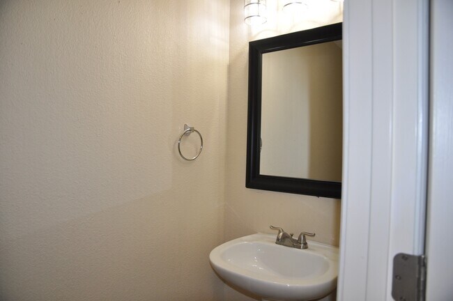 Building Photo - 16025 Summerville Lake Dr
