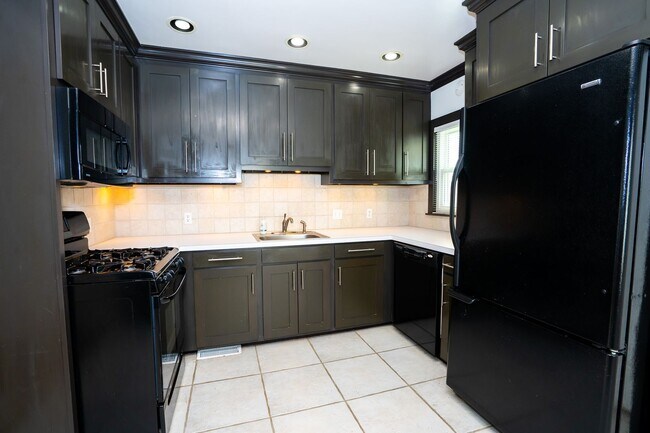 Building Photo - Charming And Cozy 2 Bedroom Home