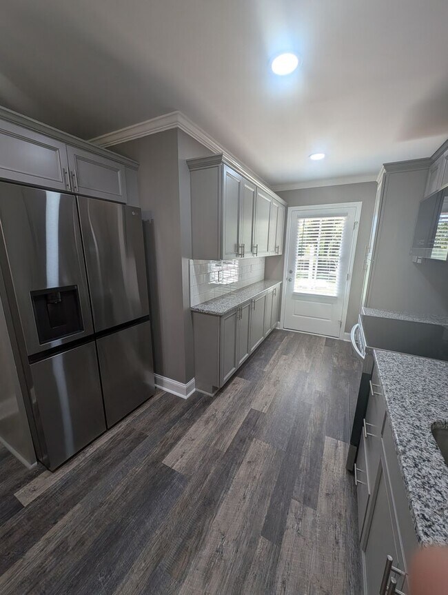 Building Photo - Two bedroom duplex, newly renovated