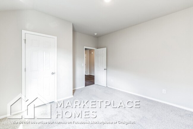 Building Photo - 884 S Brambling Ln