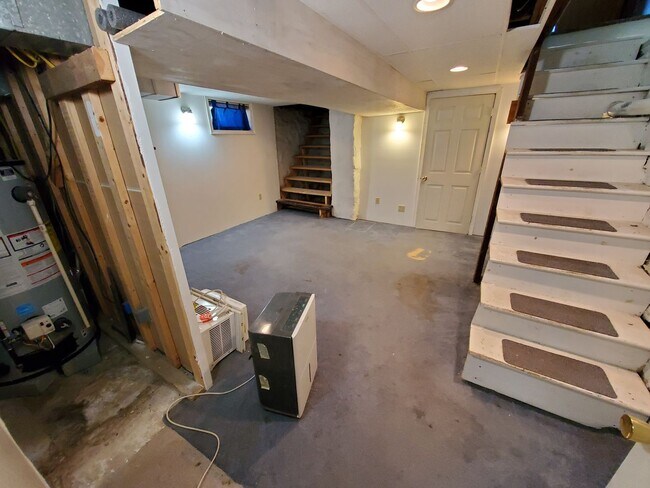 Building Photo - Pet friendly duplex w brand new kitchen & first floor LVP, basement, fenced yard, deck, near comm...