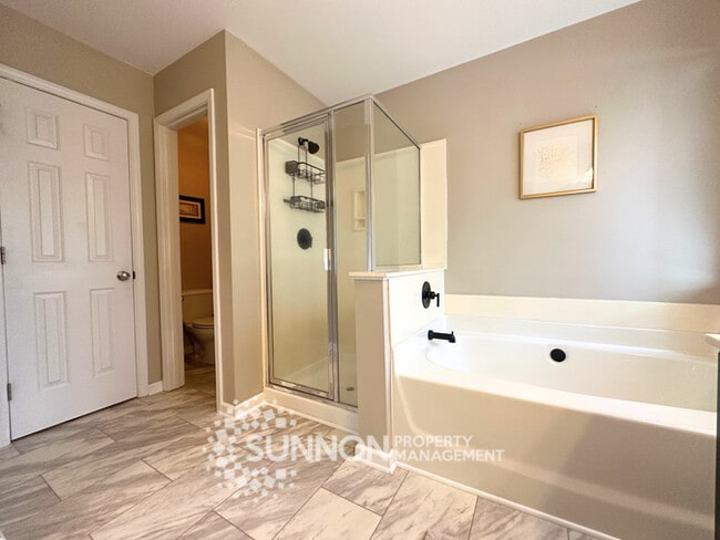 Building Photo - Spacious 3 bed, 2.5 bath with large bonus