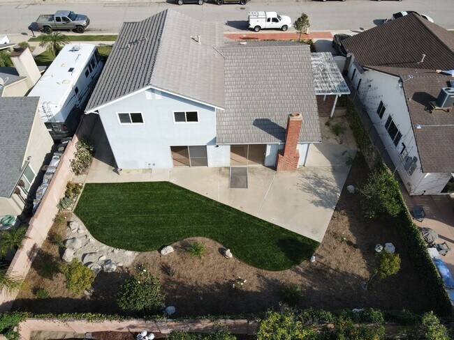 Building Photo - Flexible floorplan - Simi Valley 3+3 w/bonus room + EV charger!