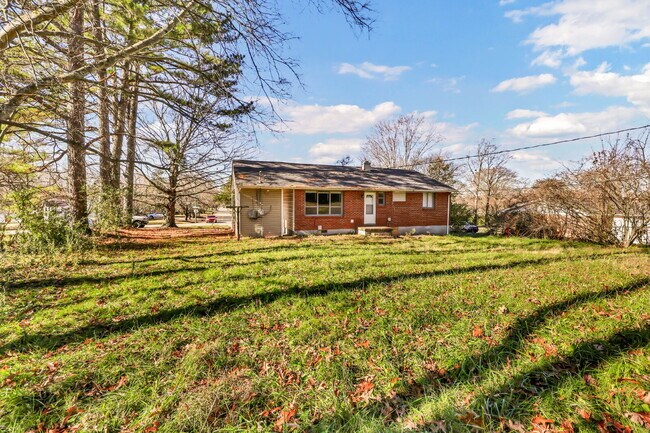 Building Photo - ???? Fully Renovated 3 Bedroom Home in a Convenient Clarksville Location!