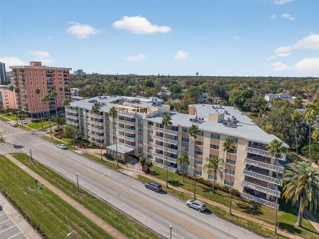 Building Photo - 1200 N Shore Dr NE