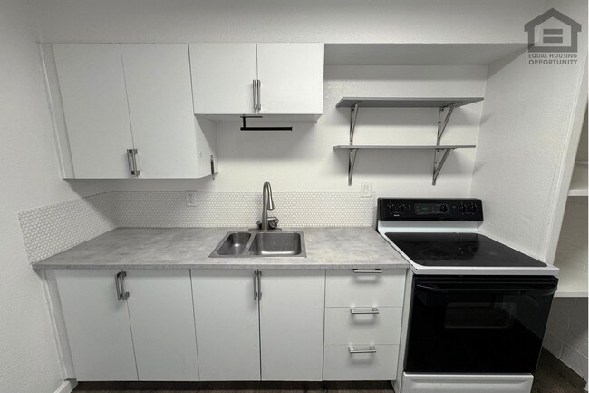Building Photo - 1320 N 48th Pl